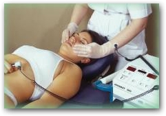 DEEP OSCILLATION&reg; applied in this case by the 'hands-on' method with the HIVAMAT 200&reg;. The therapist is connected to the device by an adhesive pad - the patient by the neutral bar.  &raquo; Click to zoom ->