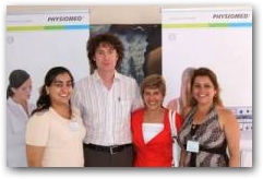 The CEO of PHYSIOMED ELEKTROMEDIZIN AG, Jens Reinhold, in discussion with Dr. Solangel Hern&aacute;ndez Tapanes and two researchers during the congress.  &raquo; Click to zoom ->